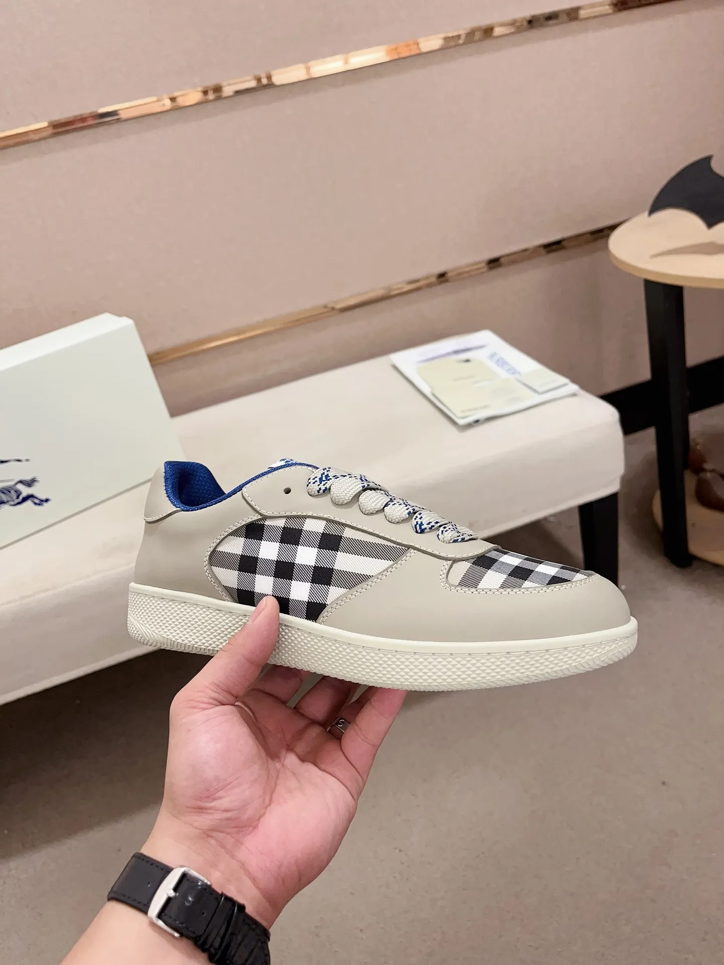 Men's shoes💰: 620💰Top version🥳◾️▫️The new Burberry men's classic low-top sneakers are reinterpreted with Vintage retro plaid cotton material and calfskin, decorated with a new brand logo. First-layer cowhide lining, embossed Burberry logo on the heel, and original TPU outsole! Code number: 38-45. Women's sizes and 46 can be customized.